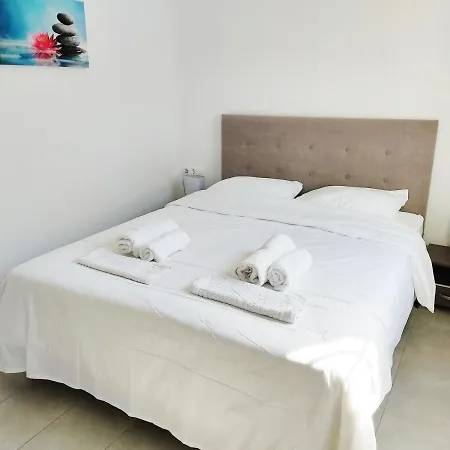 Avalon Cosy Apartments, Minimal With Shared Swimming Pool アグラリ