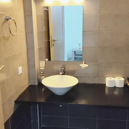 Avalon Cosy Apartments, Minimal With Shared Swimming Pool ヴィラ *