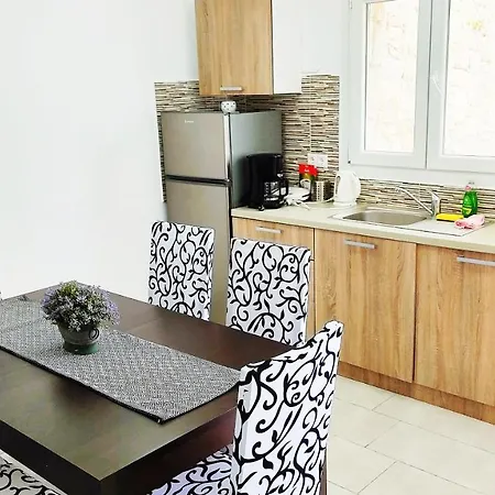 Avalon Cosy Apartments, Minimal With Shared Swimming Pool ヴィラ *