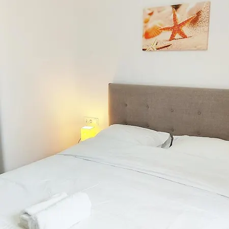 Avalon Cosy Apartments, Minimal With Shared Swimming Pool ヴィラ *