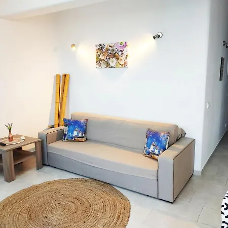 Avalon Cosy Apartments, Minimal With Shared Swimming Pool ヴィラ アグラリ