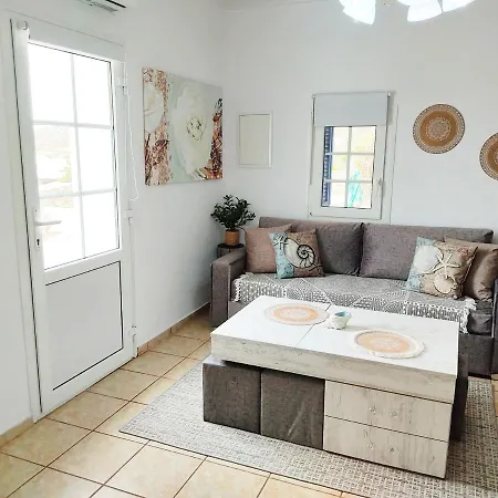 ヴィラ Avalon Cosy Apartments, Minimal With Shared Swimming Pool アグラリ