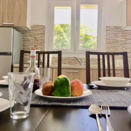 Вилла Avalon Cosy Apartments, Minimal With Shared Swimming Pool