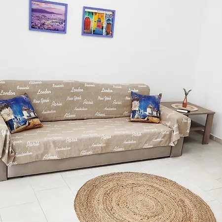 Вилла Avalon Cosy Apartments, Minimal With Shared Swimming Pool