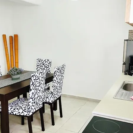 Вилла Avalon Cosy Apartments, Minimal With Shared Swimming Pool *