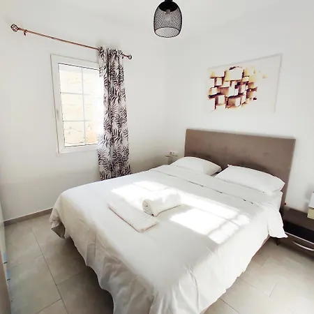 Вилла Avalon Cosy Apartments, Minimal With Shared Swimming Pool *
