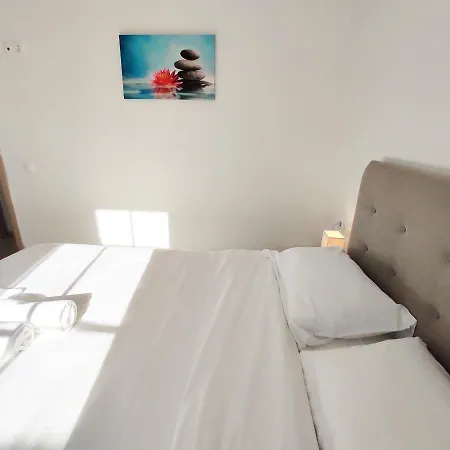 Вилла Avalon Cosy Apartments, Minimal With Shared Swimming Pool
