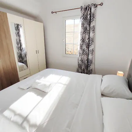 Avalon Cosy Apartments, Minimal With Shared Swimming Pool Вилла *