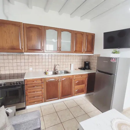 Avalon Cosy Apartments, Minimal With Shared Swimming Pool Вилла Аграри