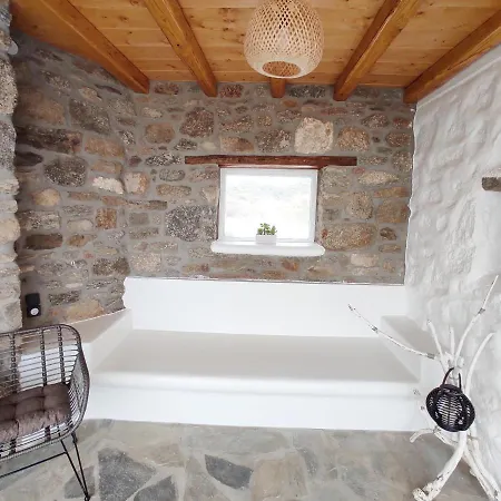 Вилла Avalon Cosy Apartments, Minimal With Shared Swimming Pool *