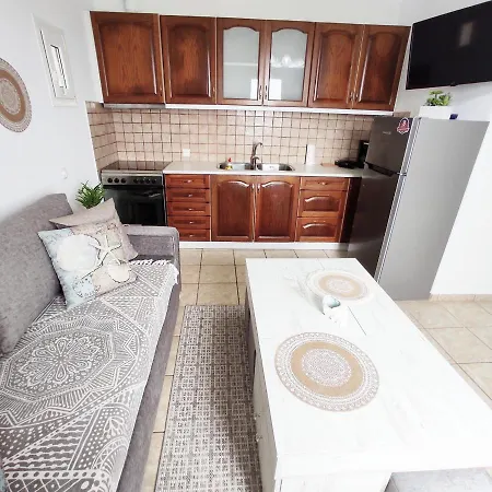 Вилла Avalon Cosy Apartments, Minimal With Shared Swimming Pool