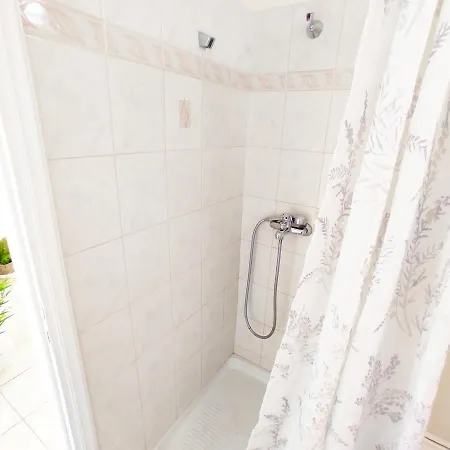 Avalon Cosy Apartments, Minimal With Shared Swimming Pool Вилла *
