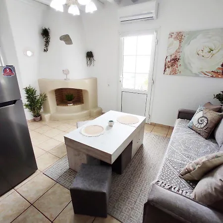 Вилла Avalon Cosy Apartments, Minimal With Shared Swimming Pool